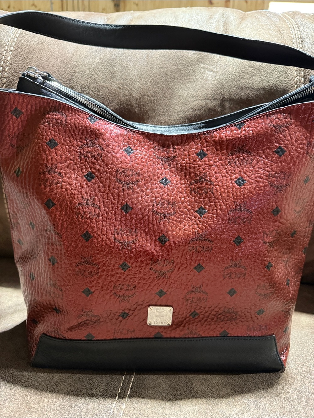 MCM Red Logo-Print Leather Shoulder Bag with Black Trim - Picture 2 of 7